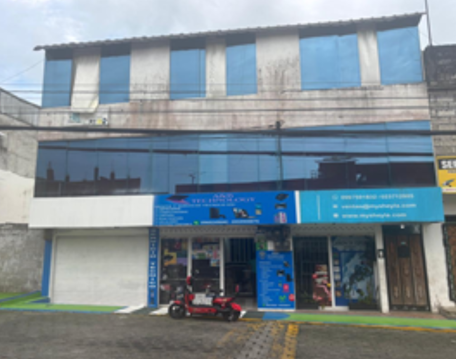 EC-RJ-158396 — Portada del edificio — Ciudad Colorada Fachada de edificio de tres plantas en Ciudad Colorada, Santo Domingo